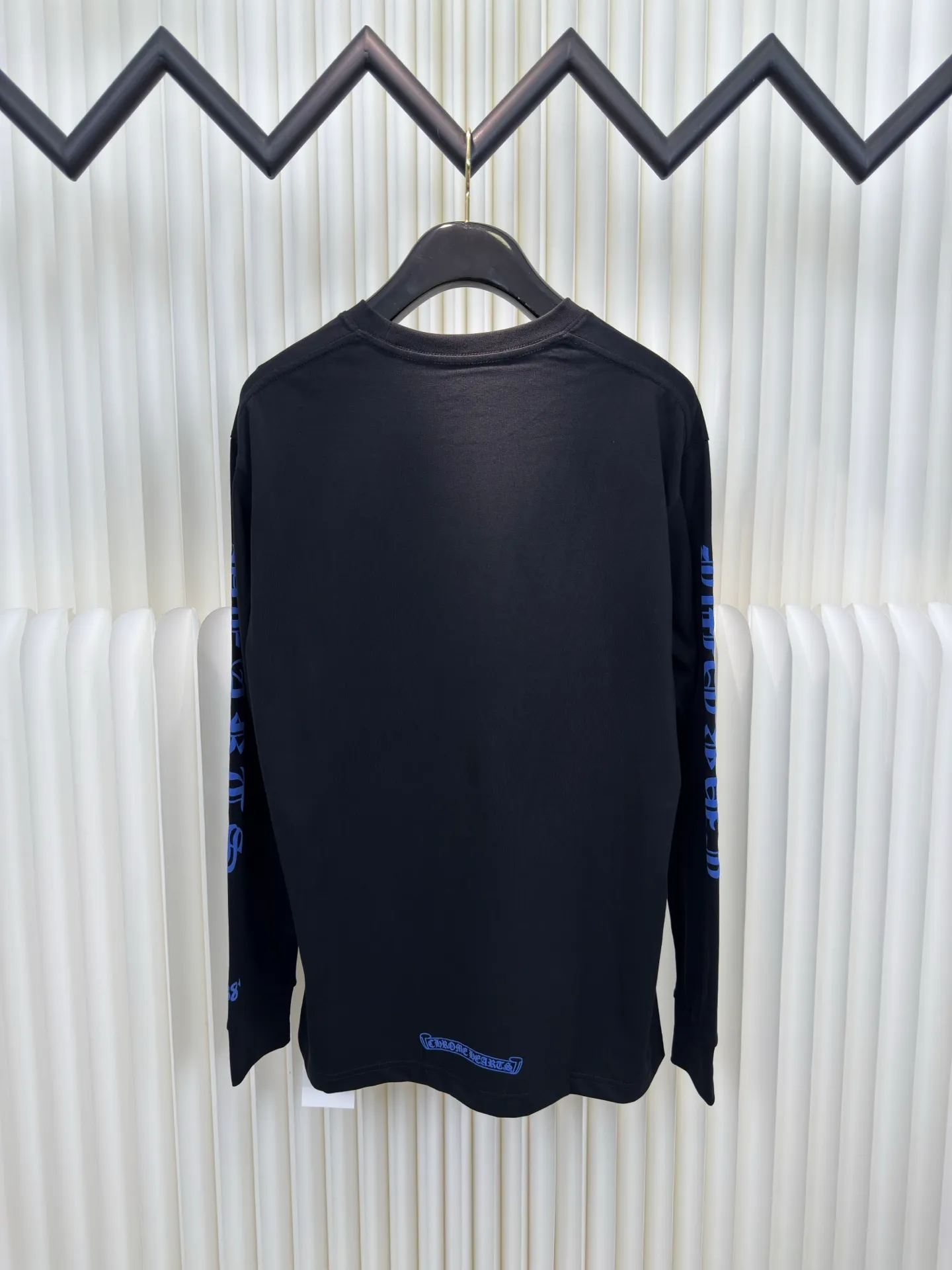 P290 Chrome Heart 1988 limited long sleeves. The fabric is made of 26-woven 220g cotton. The printing uses a variety of printing techniques. Thermosetting ink printing. High-temperature foam printing. Size S M L